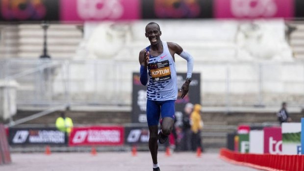 Keniyalı atlet marafon qaçışı üzrə dünya rekordunu yenilədi