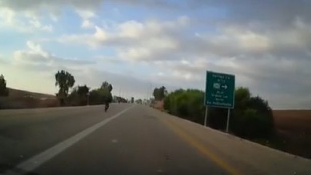 HƏMAS silahlılarından qaçmağa cəhd edən mülki insanlar gülləbaran edilib - VİDEO