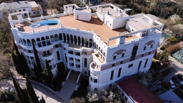 Zelenskinin həyat yoldaşının Krımdakı mənzili satışa çıxarıldı