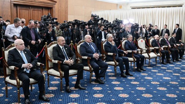 İlham Əliyev Şavkat Mirziyoyevin təltifolunma MƏRASİMİNDƏ - FOTO/VİDEO