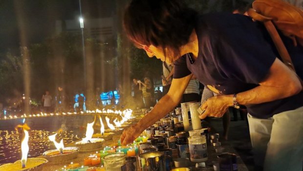 Təl-Əvivdə həlak olanların xatirəsinə şamlar YANDIRILIR - FOTO/VİDEO 