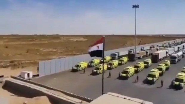 Qəzzaya yardım aparan Misir maşınları sərhəd keçid məntəqəsində gözləyir - VİDEO