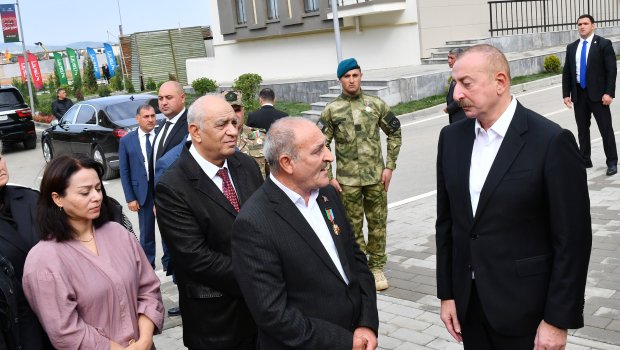 İlham Əliyev Füzuli şəhərinə köçən sakinlərlə görüşdü - FOTO/VİDEO