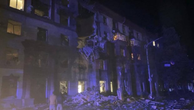 Rus ordusu Zaporojyedə yaşayış binasını raketlə vurdu - ÖLƏNLƏR VAR - FOTO