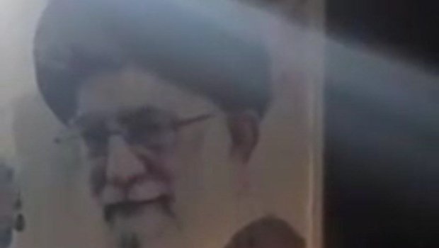 İranda Xameneinin baneri YANDIRILDI - VİDEO  