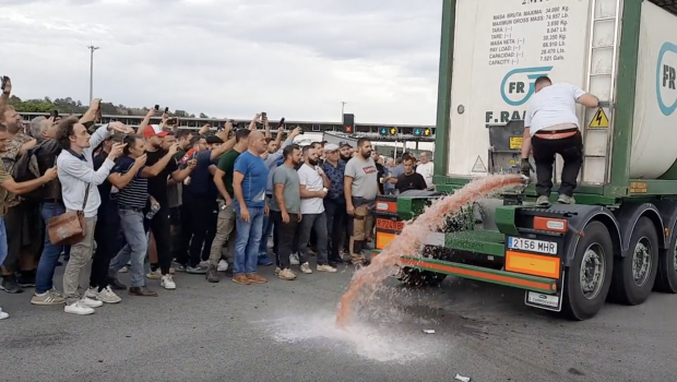 Fransada şərabçılar üsyan qaldırdılar - VİDEO 