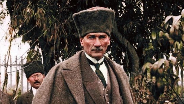 Atatürk silahdaşları və şanlı Türk ordusu ilə bir milləti əsarətdən qurtardı