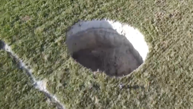 Yer qatında nəhəng dəlik yarandı - VİDEO 