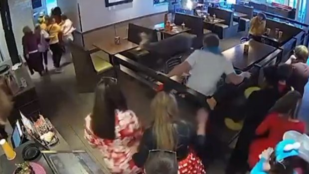 Restorana girən ceyran müştəriləri QORXUYA SALDI – VİDEO  