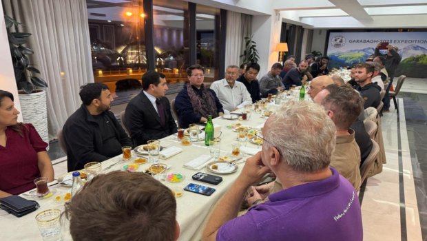 Hikmət Hacıyev beynəlxalq səyyahlarla GÖRÜŞDÜ - FOTO 