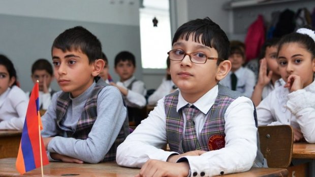 Rusiyadan Ermənistana göndərilən dərsliklərin paylanması DAYANDIRILDI 
