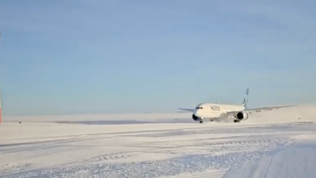 Sərnişin təyyarəsi ilk dəfə Antarktidaya eniş etdi - VİDEO