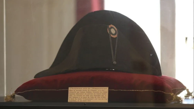 Napoleonun papağı hərracda 1,9 milyon avroya satıldı - FOTO-VİDEO