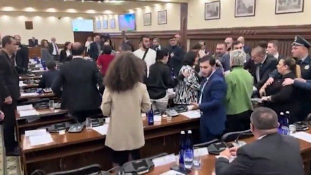 İrəvanda iclas zamanı yenə dava düşdü, bu dəfə qadın məmurlar DALAŞDI - VİDEO 