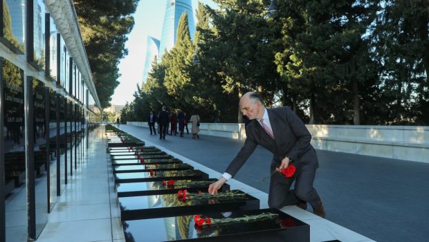 Britaniya dövlət naziri Şəhidlər xiyabanını ziyarət etdi - FOTO