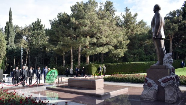 Macarıstanın Baş naziri Heydər Əliyevin məzarını ziyarət etdi - FOTO