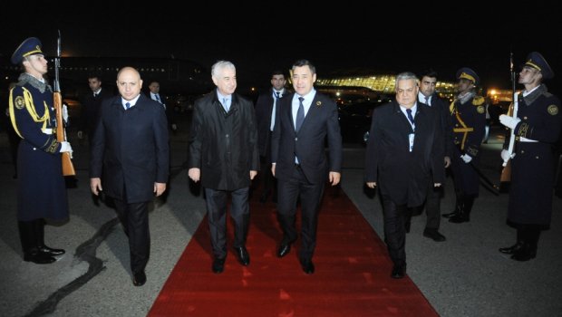 Rəsmi səfəri başa çatan Qırğızıstan lideri ölkəsinə geri dönüb