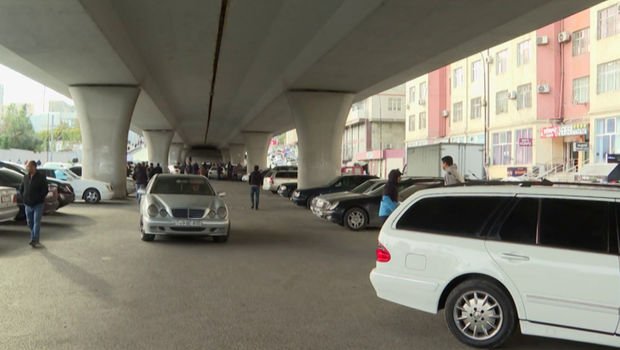 Bakıda körpünün altını dayanacaq edib pul yığırlar - VİDEO