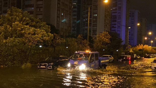 İzmirdə küçələr su altında qaldı - FOTO/VİDEO