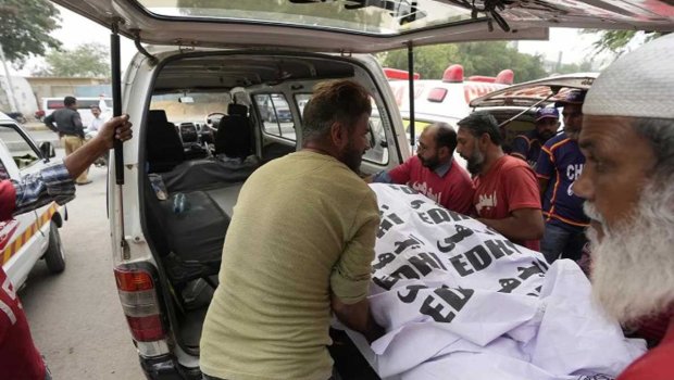 Pakistanda ticarət mərkəzində yanğın: 10 ölü var