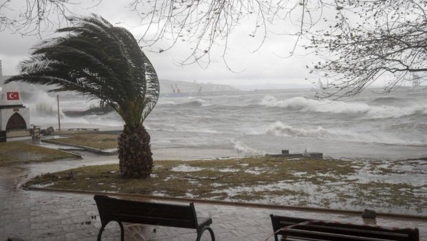Türkiyədə qasırğada 2 nəfər ölüb, 10 nəfər yaralanıb - VİDEO