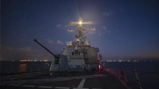 ABŞ esminesi PUA-lar və raketlərlə hücuma məruz qaldı