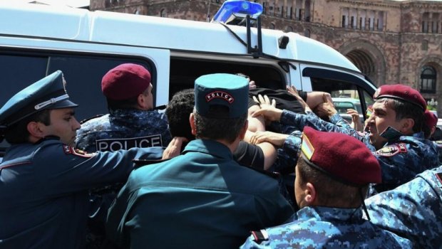 İrəvanda etiraz: Şəhərin mərkəzinə polis qüvvələri gətirilir