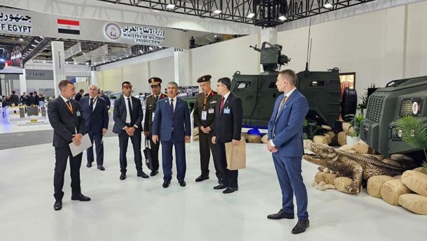 Zakir Həsənov beynəlxalq sərgidə İtaliya və Misirin döyüş texnikalarını izləyib - FOTO