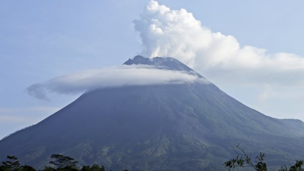 İndoneziyada vulkan PÜSKÜRÜB - VİDEO