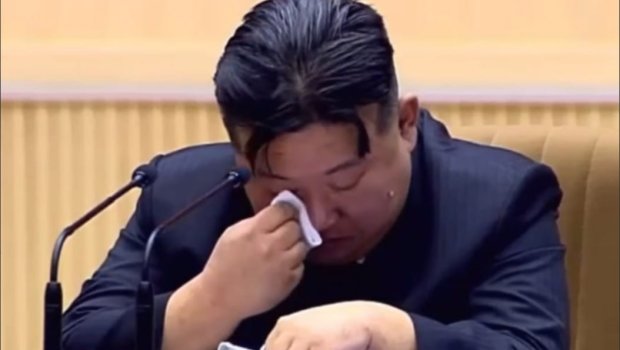 Kim Çen İn göz yaşlarını saxlaya BİLMƏDİ – VİDEO 