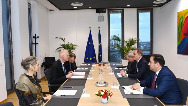 Ceyhun Bayramov Aİ rəsmisi ilə nəyi müzakirə etdi?