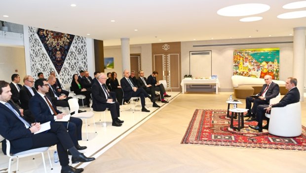 Ceyhun Bayramov media və aparıcı beyin mərkəzlərinin nümayəndələri ilə görüşüb - FOTO