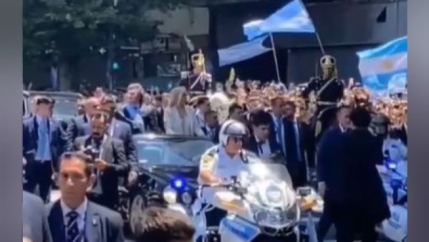 Argentina prezidentinə andiçmə mərasimi zamanı butulka atdılar - ANBAAN VİDEO
