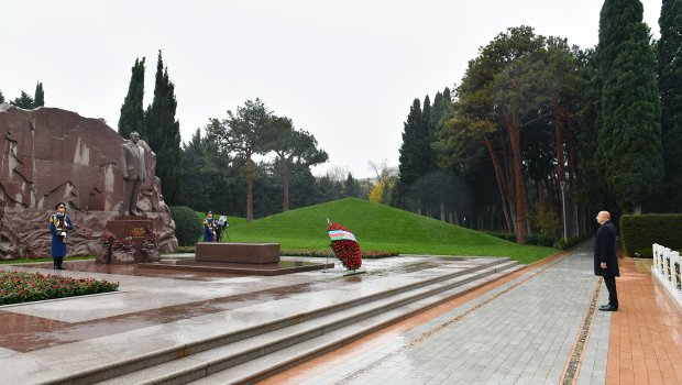 İlham Əliyev Heydər Əliyevin məzarını ziyarət edib - FOTO/VİDEO