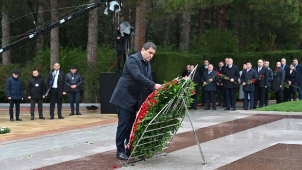 Gürcüstan Parlamentinin sədri Ulu Öndərin məzarını ziyarət edib – FOTO  