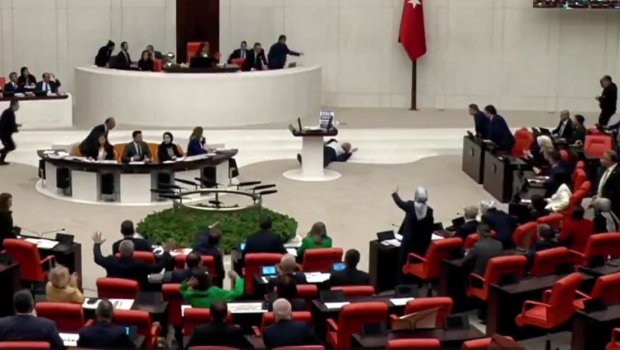 Türkiyəli deputat parlamentdə çıxışı zamanı huşunu İTİRDİ – FOTO/VİDEO  