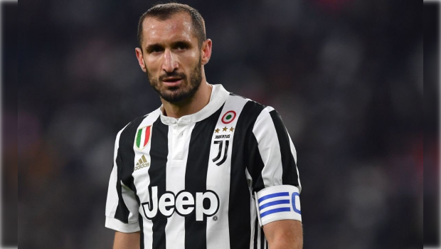 Məşhur futbolçu karyerasını başa vurdu