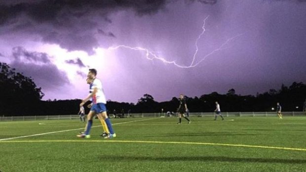 Futbolçuları ildırım vurdu - 1 ölü, 6 yaralı var