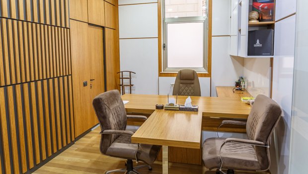 Rusiyada qadın 24 milyonluq ofis kağızı OĞURLAYIB özünə ev və maşın ALDI  