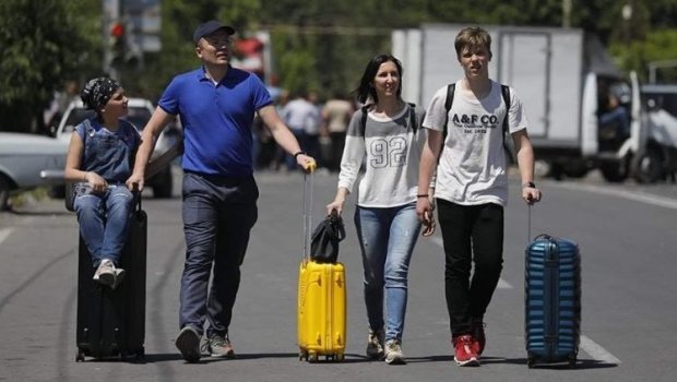 Ruslar kütləvi şəkildə Ermənistanı TƏRK EDİRLƏR 