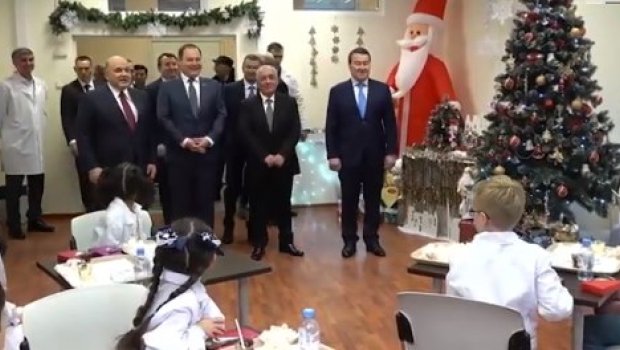 Baş nazir Moskvanın şokolad fabrikində olub - VİDEO 