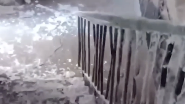 Rusiyada yaşayış binasının girişi “buz mağarası”na çevrildi - VİDEO