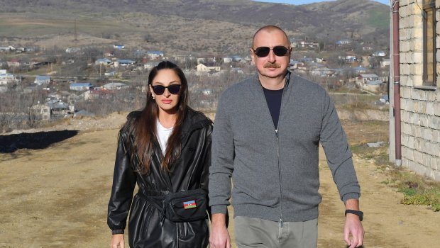 Prezident və birinci xanım Qırmızı Bazar qəsəbəsində - FOTO/VİDEO