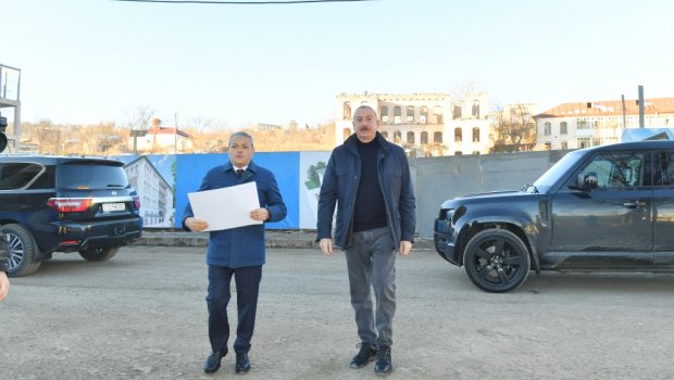 Prezident Şuşa şəhərinin Qarabağ küçəsində tikinti işləri ilə tanış olub – FOTO  