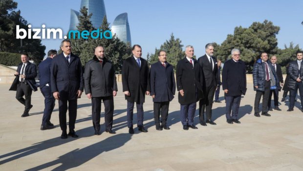 Türkiyənin ticarət naziri ŞƏHİDLƏR XİYABANINDA - FOTO