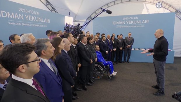 İlham Əliyev Xankəndidə futbol fasiləsində idman ictimaiyyəti ilə görüşdü - VİDEO