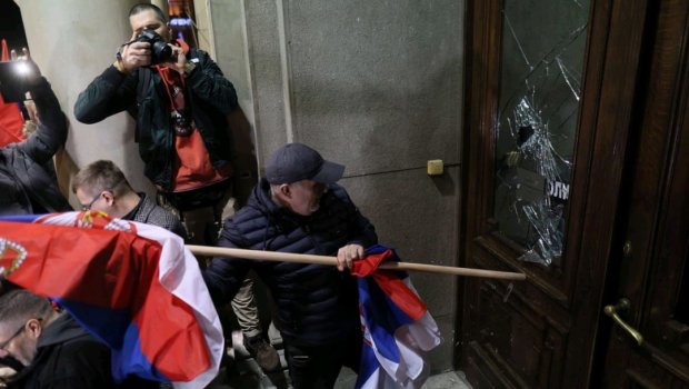 Serbiya müxalifəti ayağa qalxdı - VİDEO