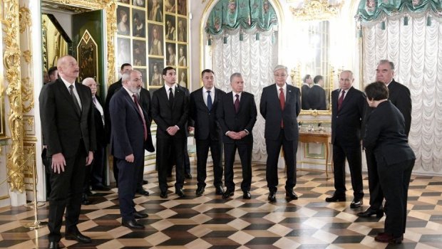 İlham Əliyev “Böyük Peterhof Sarayı” ilə tanış olub - FOTO/VİDEO