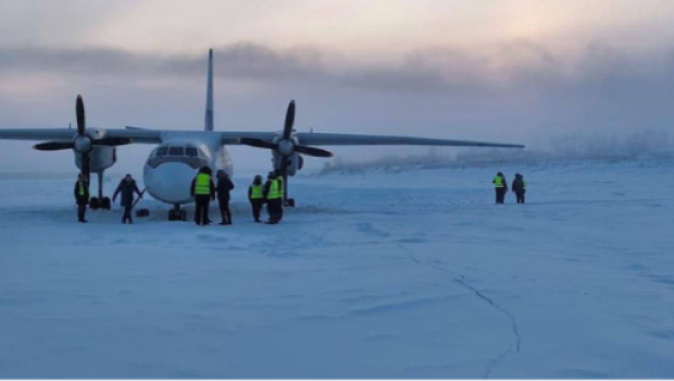Rusiyada təyyarə donmuş çayın üzərinə DÜŞDÜ – FOTO/VİDEO