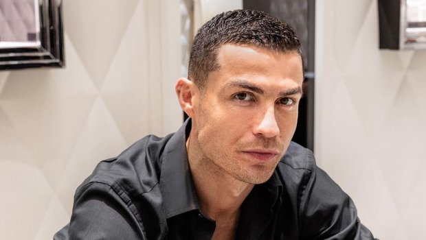 Kriştiano Ronaldo yarıçılpaq görüntüsü ilə gündəm OLDU – “Apollon dincəlir” - FOTO  